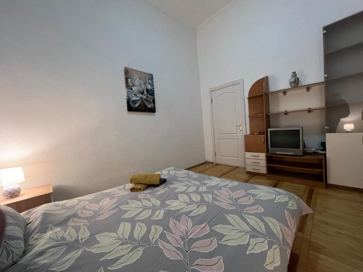 Apartment In The Historic Center Киев Экстерьер фото